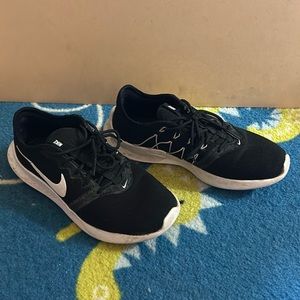 nike tanjun women’s running shoes